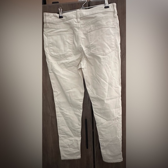 St. John’s Bay Women’s Skinny Jeans 6 Petite NWT Color: Off White - Picture 2 of 4